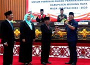 Hermon Hadiri Pelantikan Pimpinan Definitif DPRD Mura